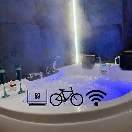 Jacuzzi & Bike Apartment, Cracovia Esterno foto