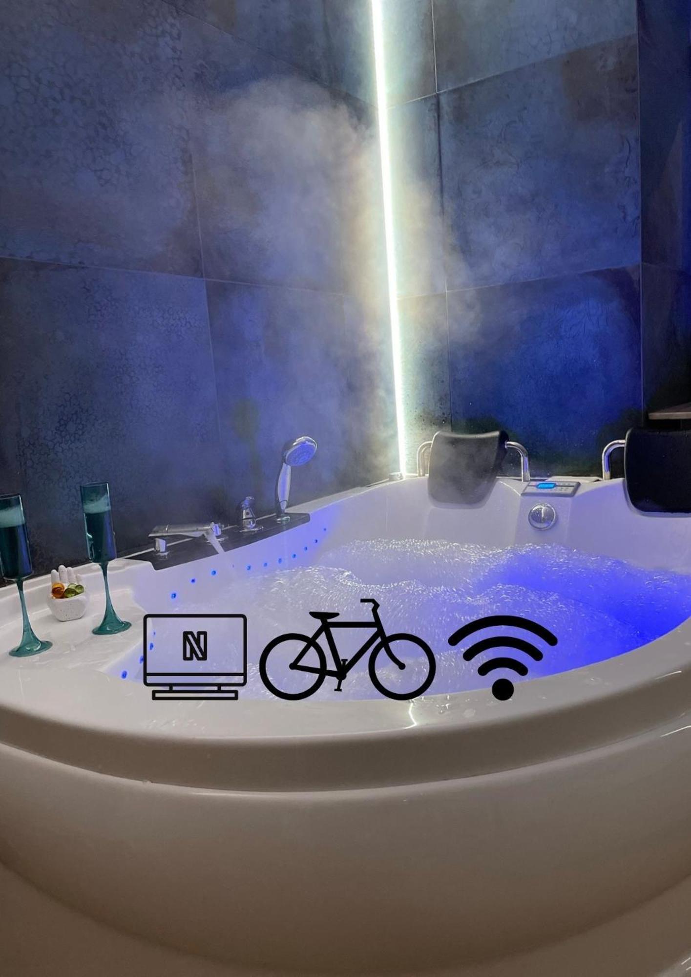 Jacuzzi & Bike Apartment, Cracovia Esterno foto